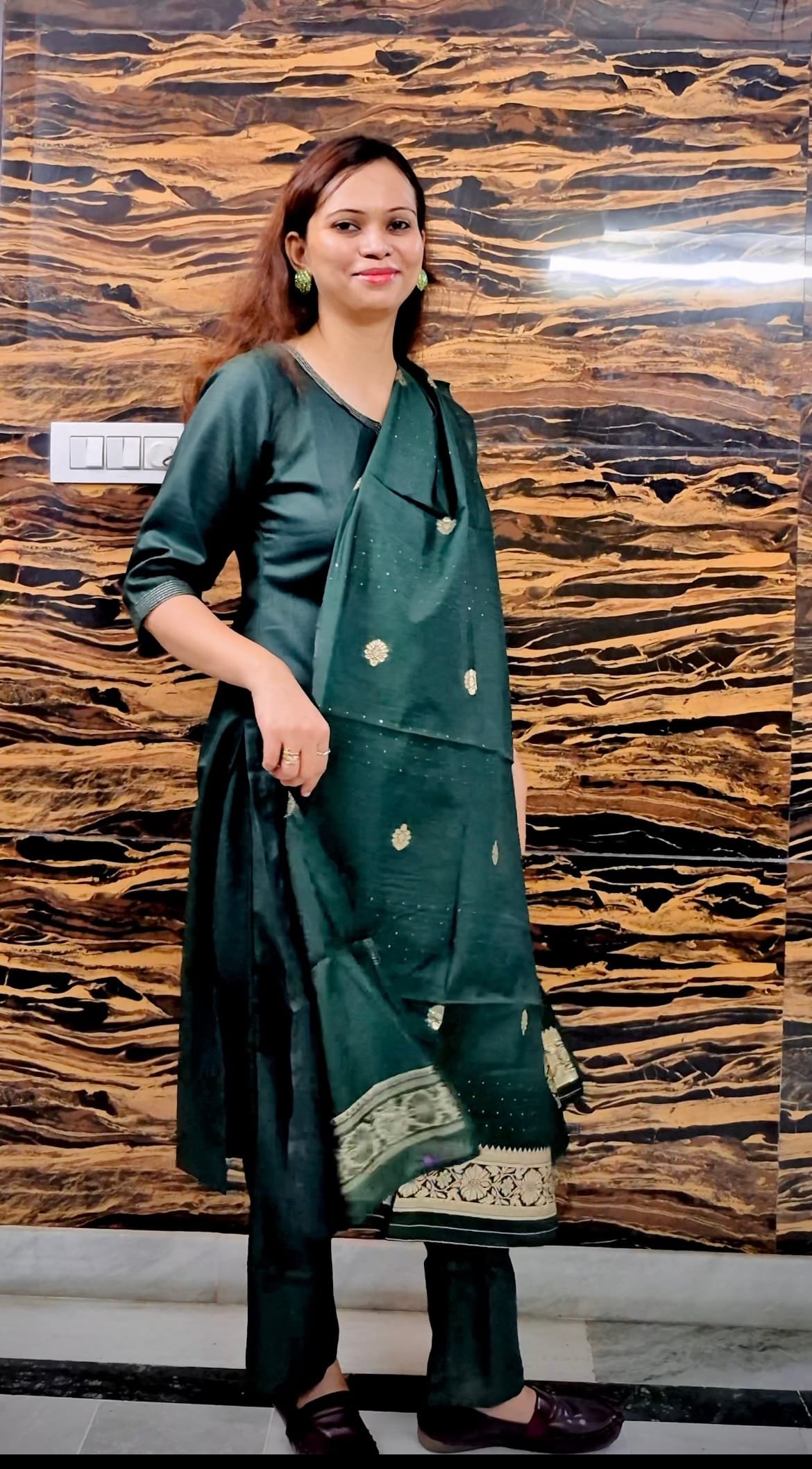 https://www.myntra.com/apparel-set/libas/libas-straight-kurta-with-trousers-&-dupatta/30508109/buy?utm_source=ugc_affiliate&utm_medium=social_share_pdp&utm_campaign=lx75DTJC&affiliate_id=lx75DTJC